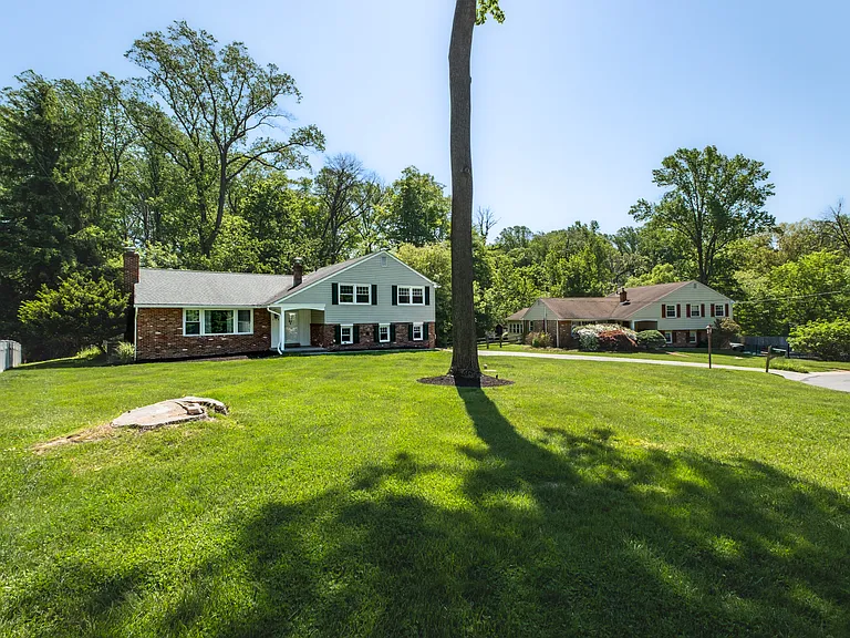 1390 Paxon Pl — Photo 3