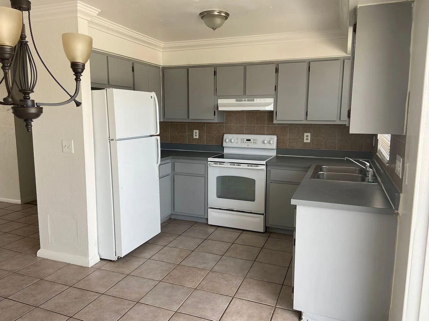 Move-In Ready 2BR Duplex with Fenced Yard & W/D Hookups — Photo 4