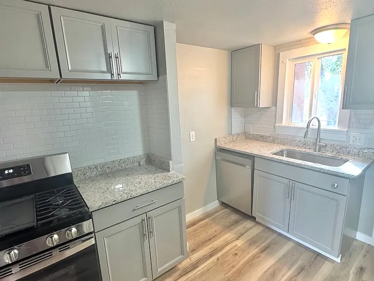 904 W 13th St — Photo 2