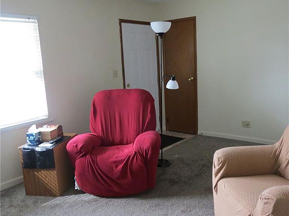 2nd image of 850 Merri Ln