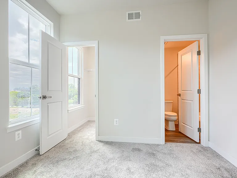 2024 Bolton St — Photo 16