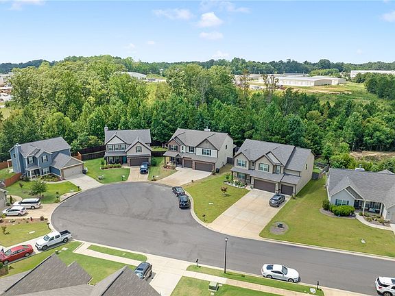 3rd image of 812 Lori Ln