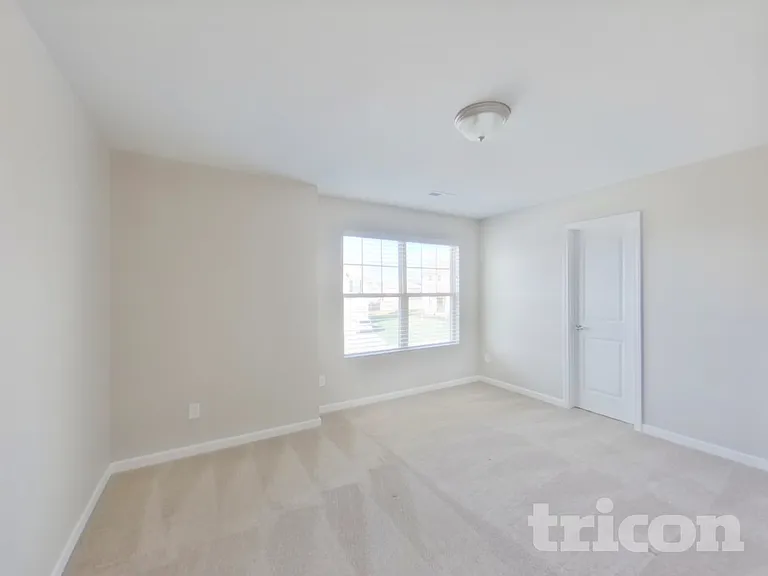 1035 Lonergan Cir — Photo 11