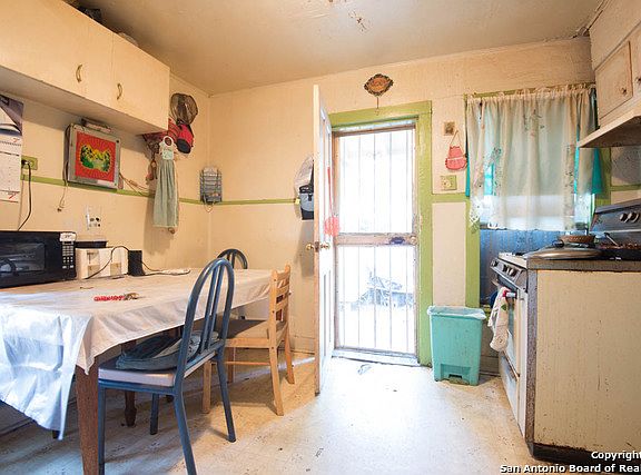 3rd image of 1118 S Mesquite