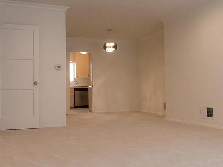 438 S Palm Dr #D — Photo 5