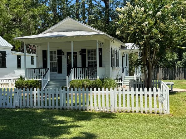 26 Rosenbrook Ave