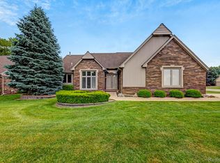 43760 Boulder Dr, Clinton Township, MI 48038