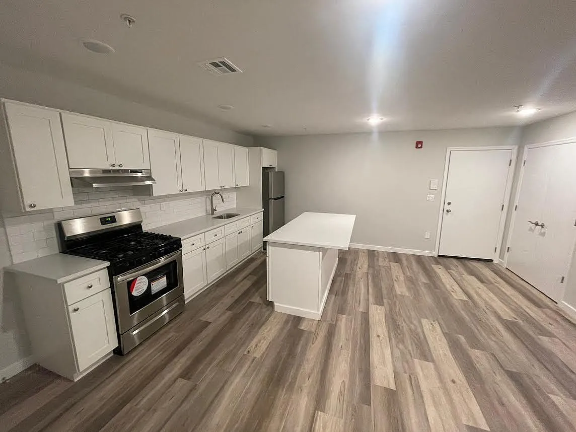 1 bed, $1,718 — Photo 3
