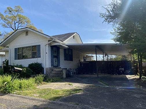 3rd image of 206 Forest Ave