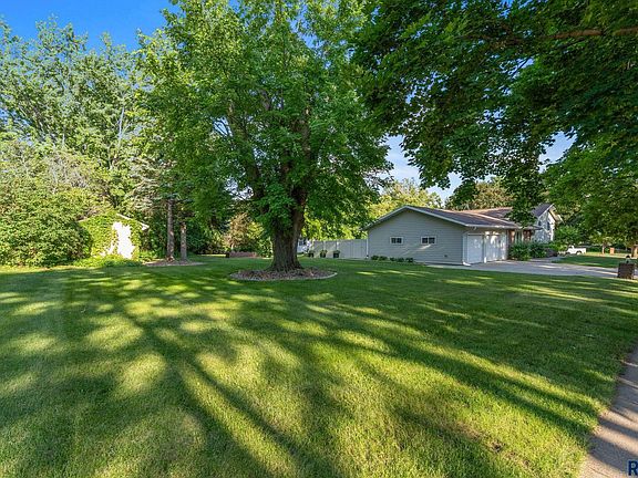 5th image of 804 N Maplewood Dr