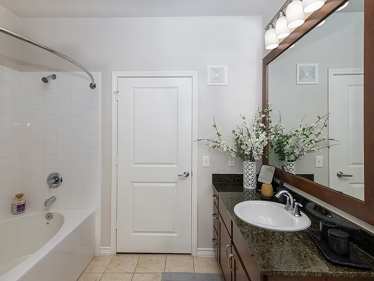 Spacious updated bathroom in Las colinas.