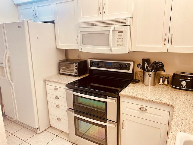 KITCHEN WITH GRANITE COUNTERTOPS