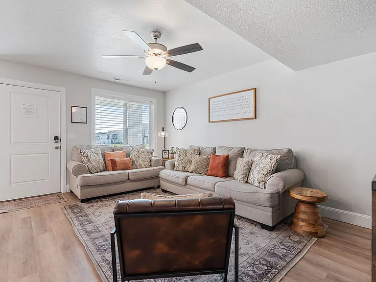 231 W Seasons Ln — Photo 14