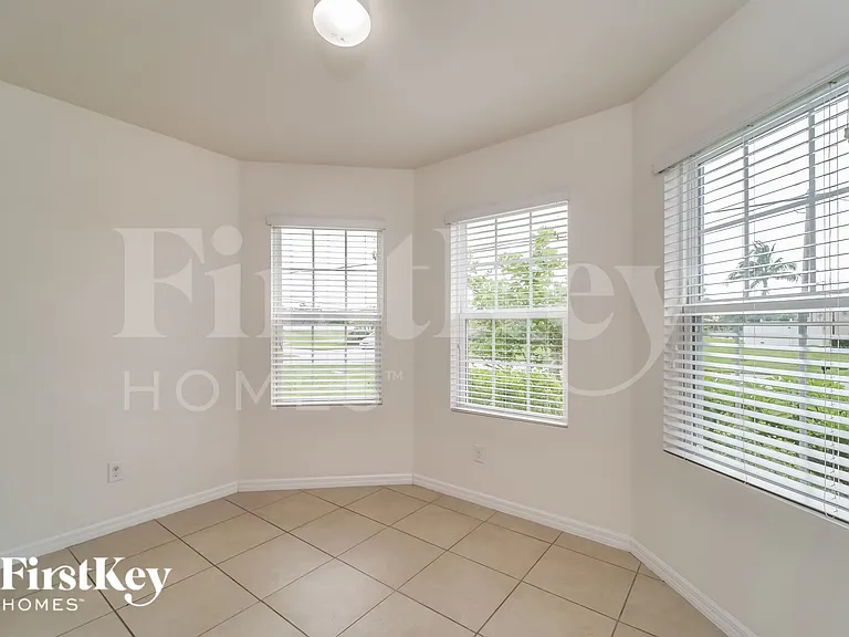 604 SW 6th Ave — Photo 4