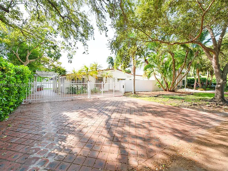 230 Cranwood Dr — Photo 1