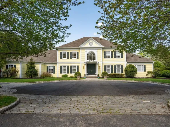 4 Burrwood Court, Cold Spring Harbor, NY 11724