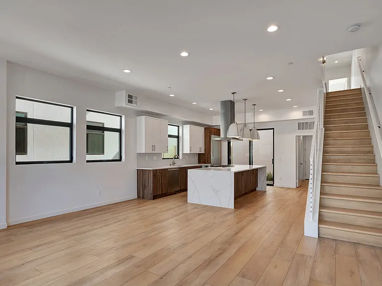 109 Daisy Ave #4 — Photo 30