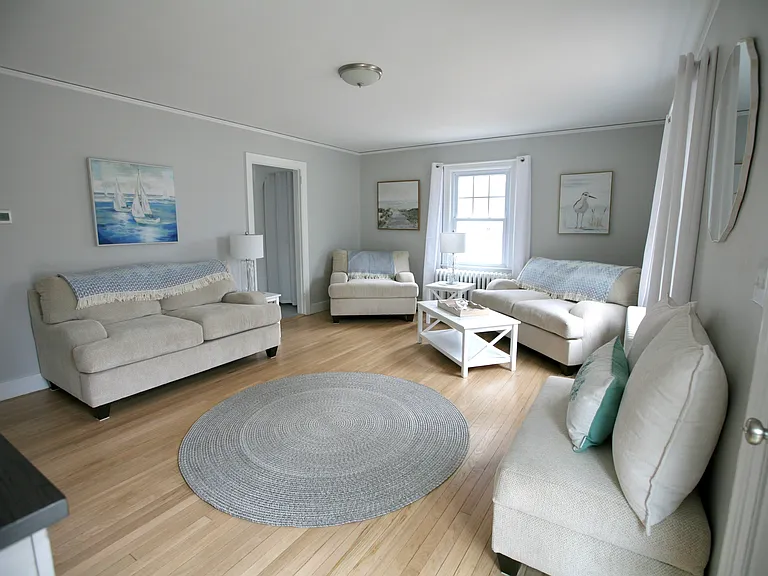 143 Bay St — Photo 13