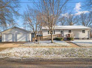 206 E Jackson St, Grandview, IA 52752