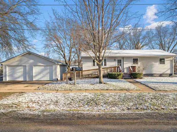 206 E Jackson St, Grandview, IA 52752