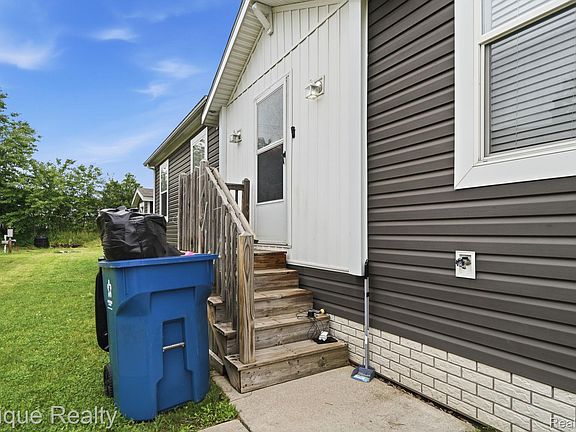 4th image of 17107 Detroiter Ave