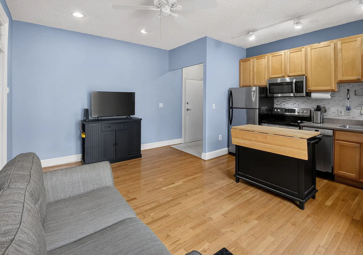Sunny 1br with Balcony in Columbia Heights! First Month Free! — Photo 2