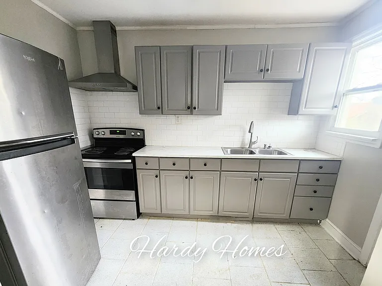 303 E 6th St #B — Photo 2