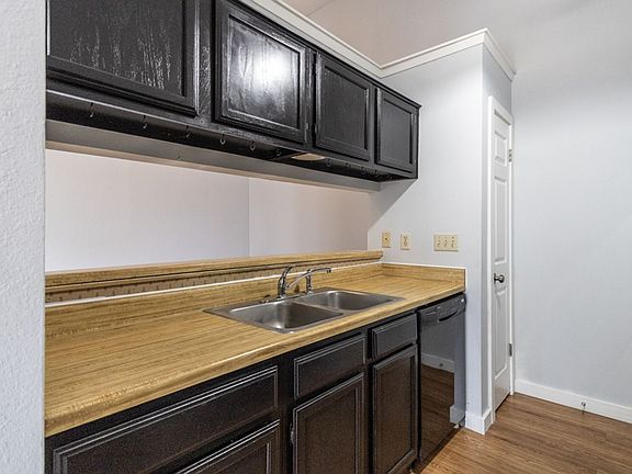 5th image of 606 Greenlawn Blvd