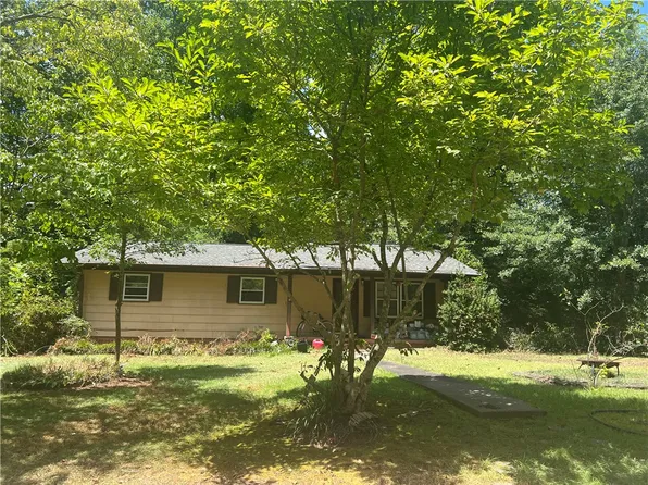 1037 S Greenwich Dr, Walhalla, SC 29691