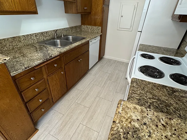 1275 Barry Ave #6 — Photo 3