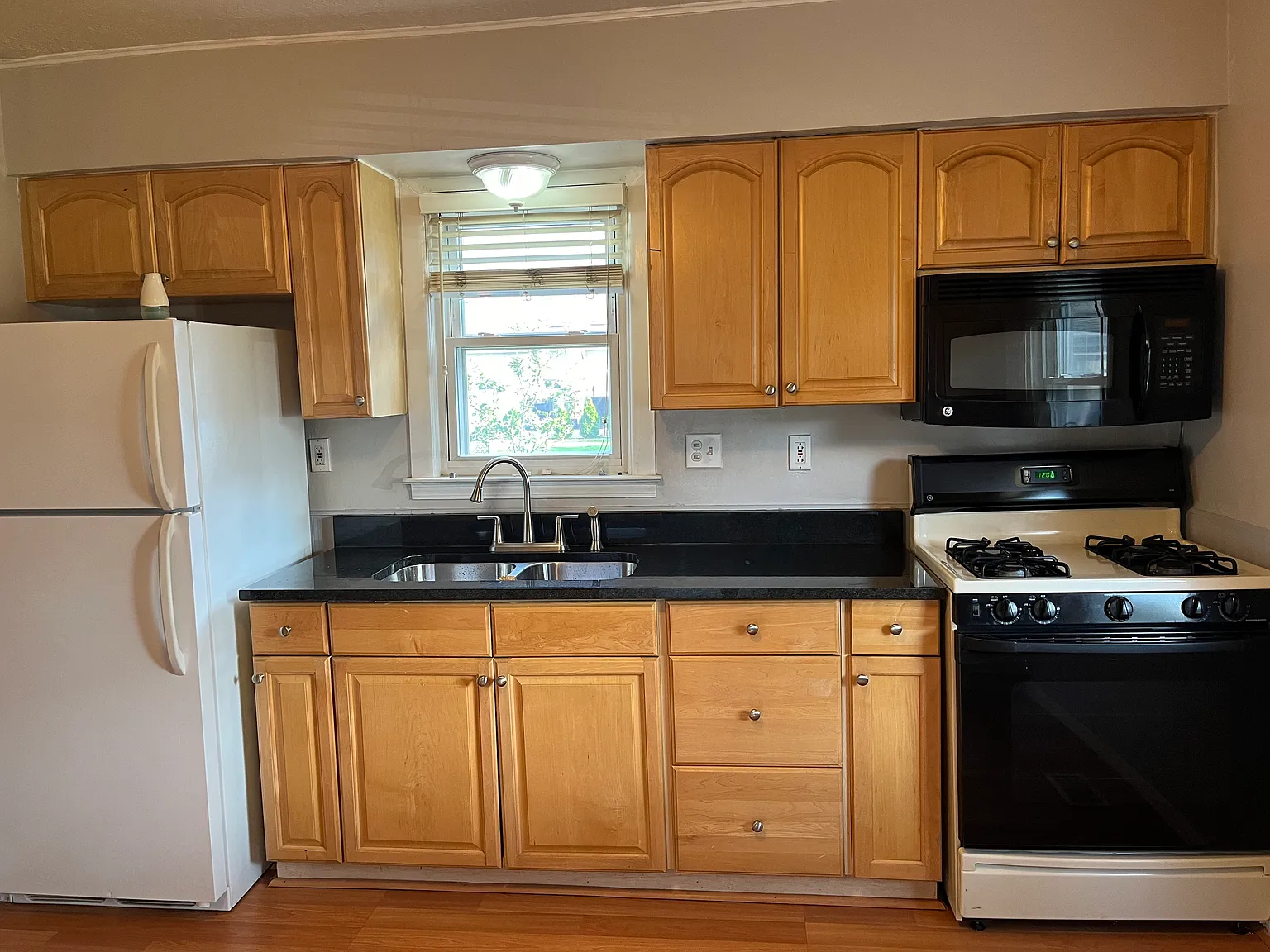 2 bed, 700 sqft, $1,350 — Photo 3