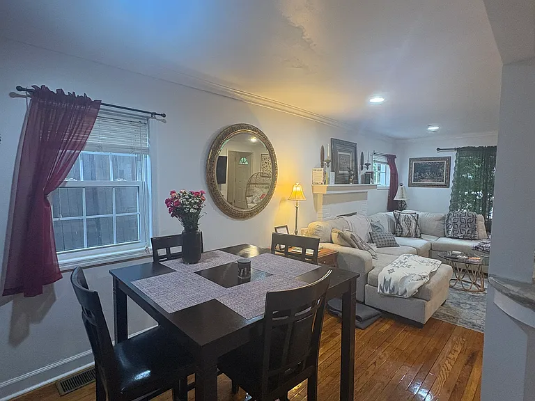 1439 Windsor Pkwy NE — Photo 2