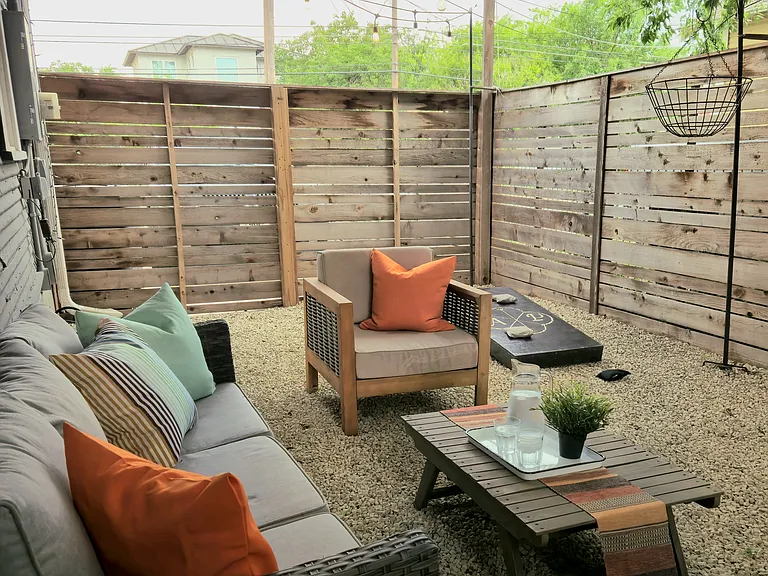 519 E Ashby Pl — Photo 4