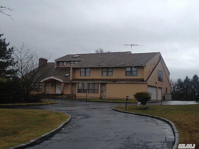 1st image of 10 Carriage Ct