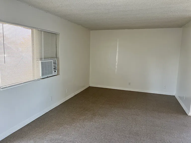 147 N Victoria Ave — Photo 11