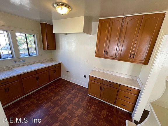 5th image of 1729 W 65th Pl