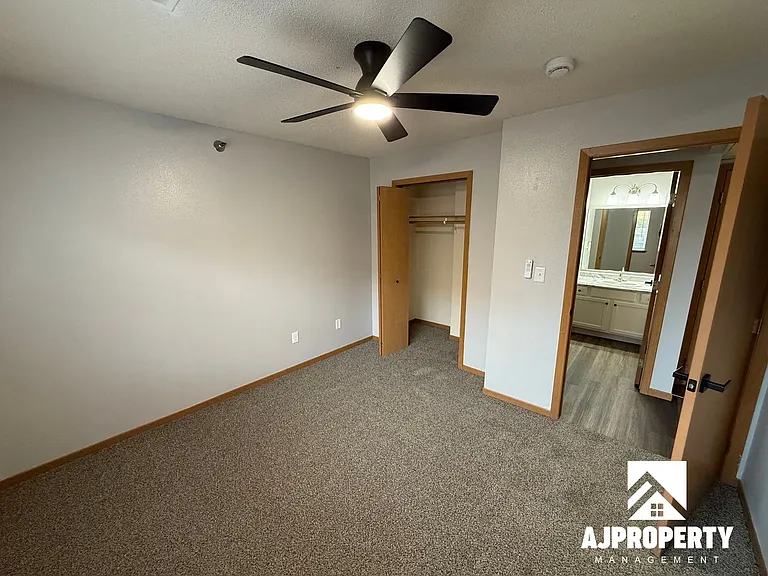 1000 S Summit Ave — Photo 17