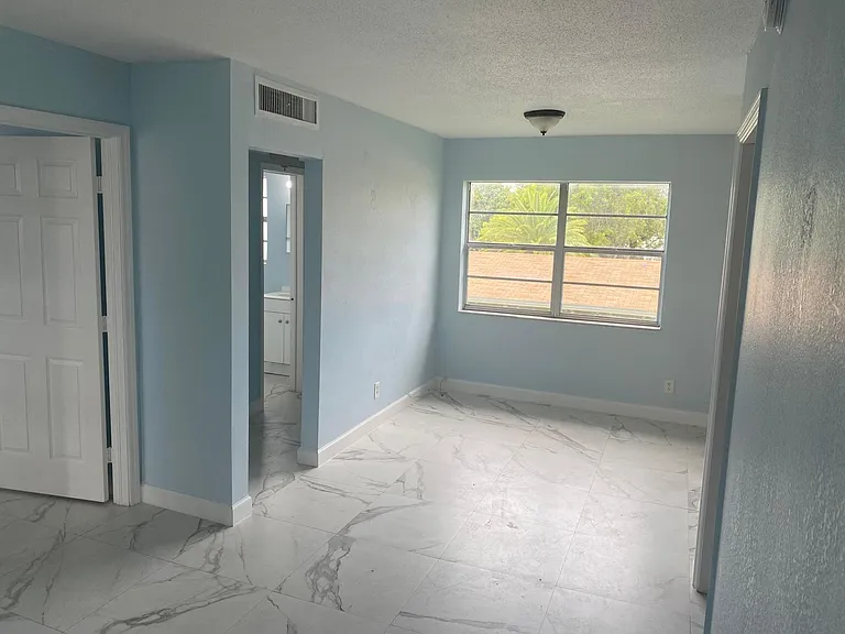 915 NE 8th St #206 — Photo 9