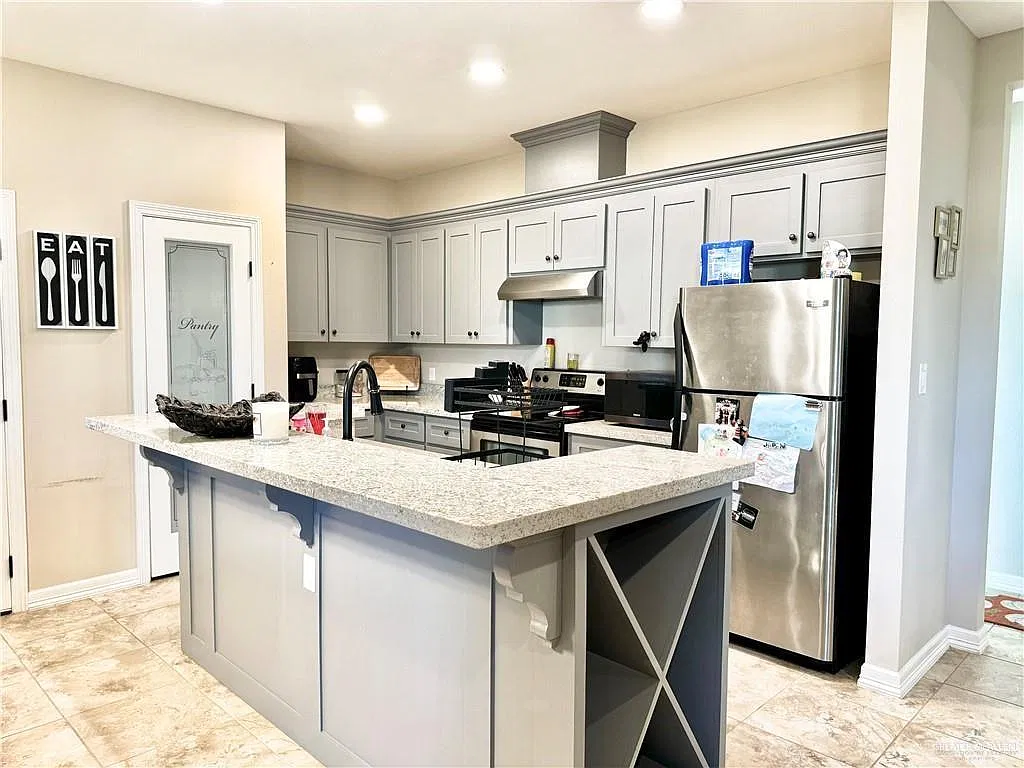 3 bed, 2.0 bath, 1558 sqft, $2,150 — Photo 3