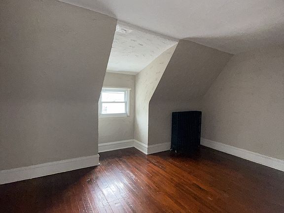 5th image of 272 Maple Ave