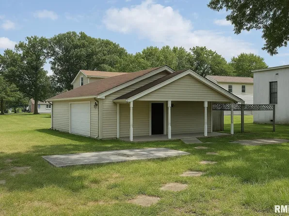 506 S 4th St, Elkville, IL 62932