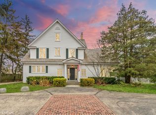 1241 Edgewood Rd, Lake Forest, IL 60045