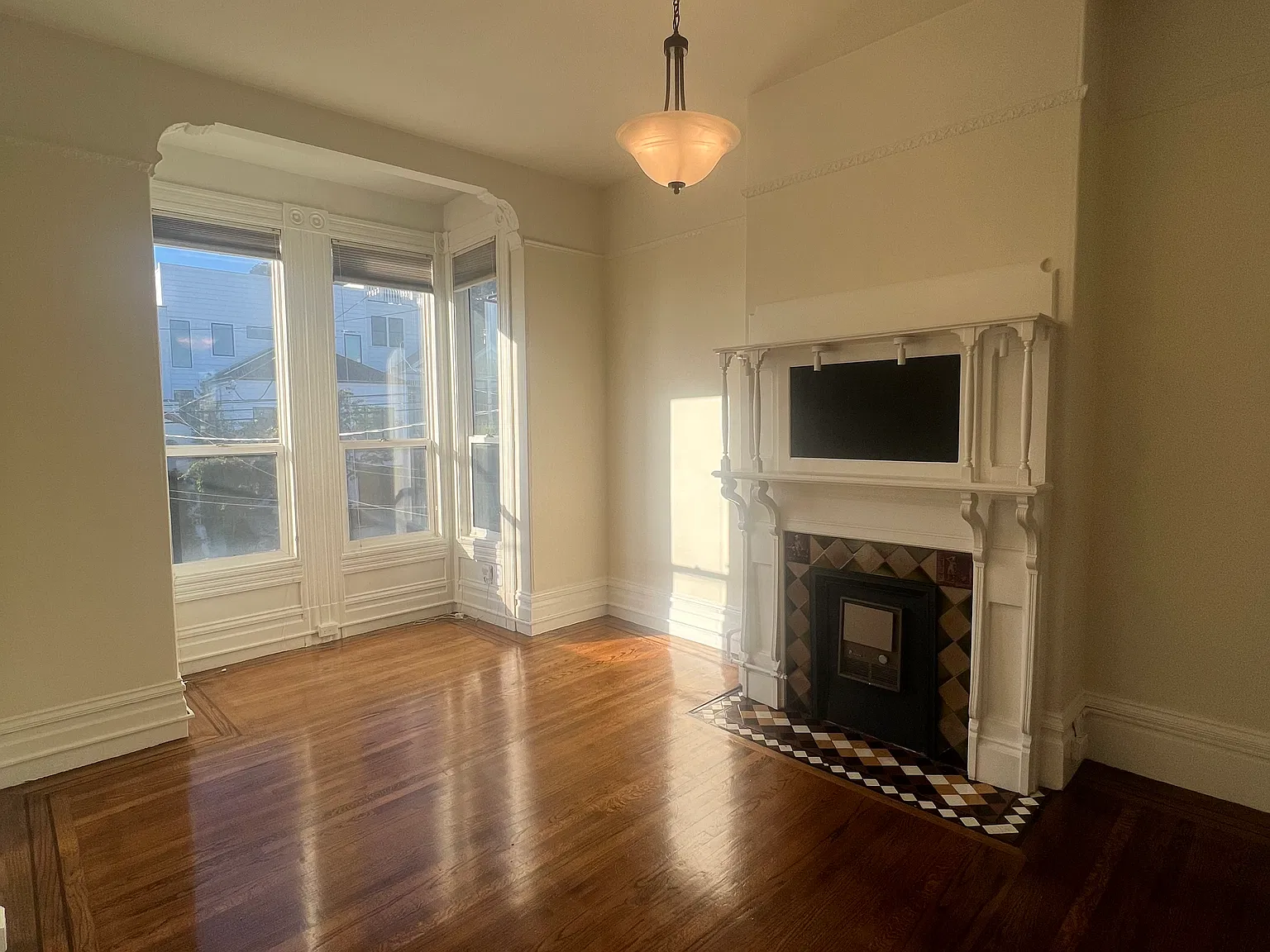 Studio, 650 sqft, $3,300 — Photo 3