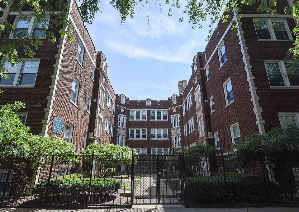 1st image of 1055 W Glenlake Ave #3