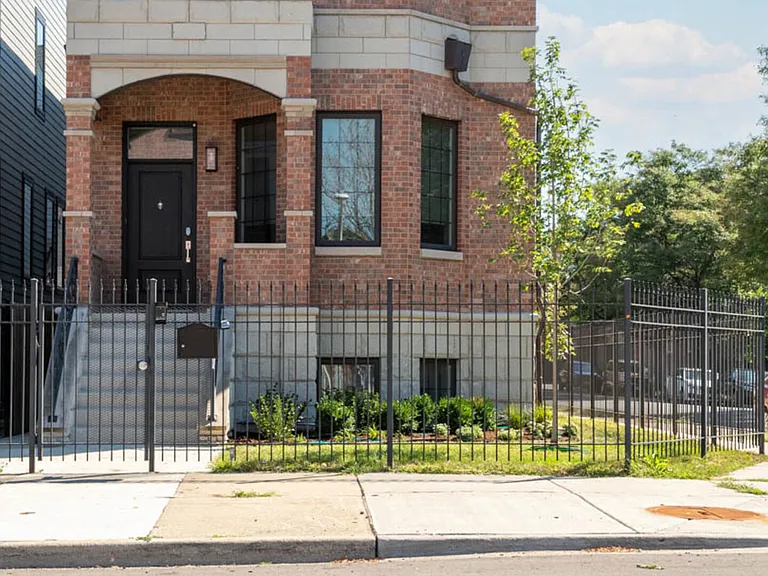 S Saint Lawrence Ave — Photo 36