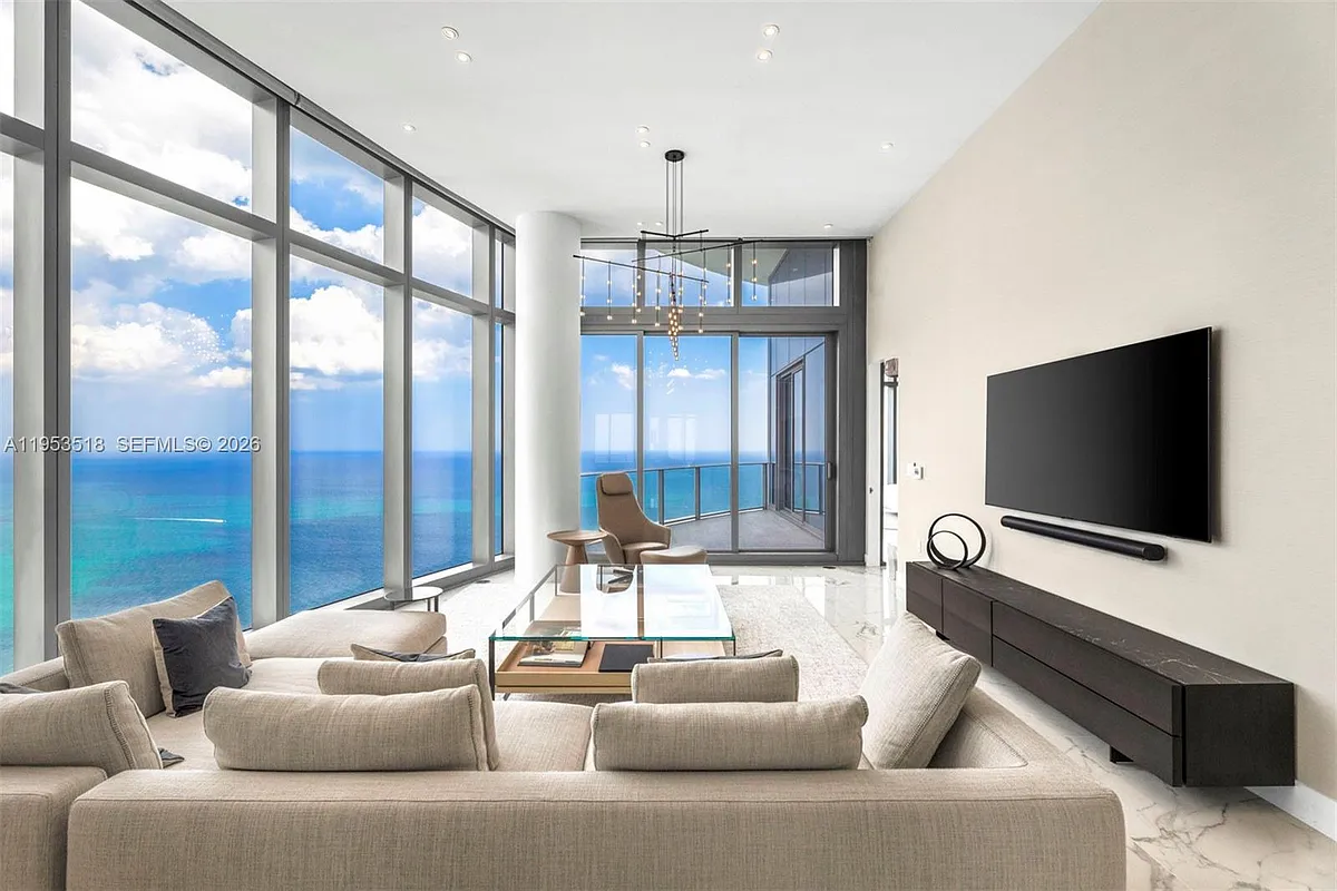 Building Photo - 15701 Collins Ave #4701