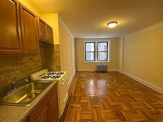 2nd image of 11818 Metropolitan Ave APT 6F
