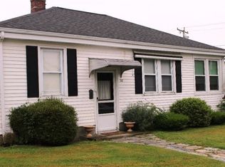 30 Miantonomi Ave, Middletown, RI 02842