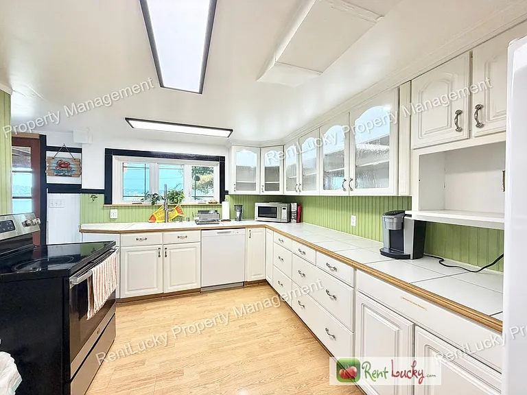 1612 Markham Ave NE — Photo 4