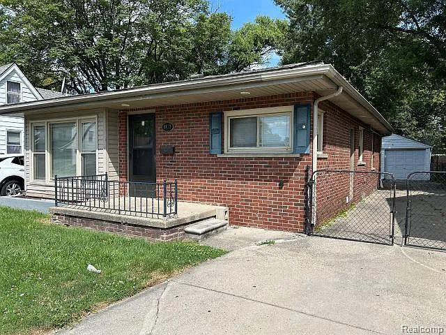 3 bed, 1.0 bath, 1045 sqft, $1,350 — Photo 1